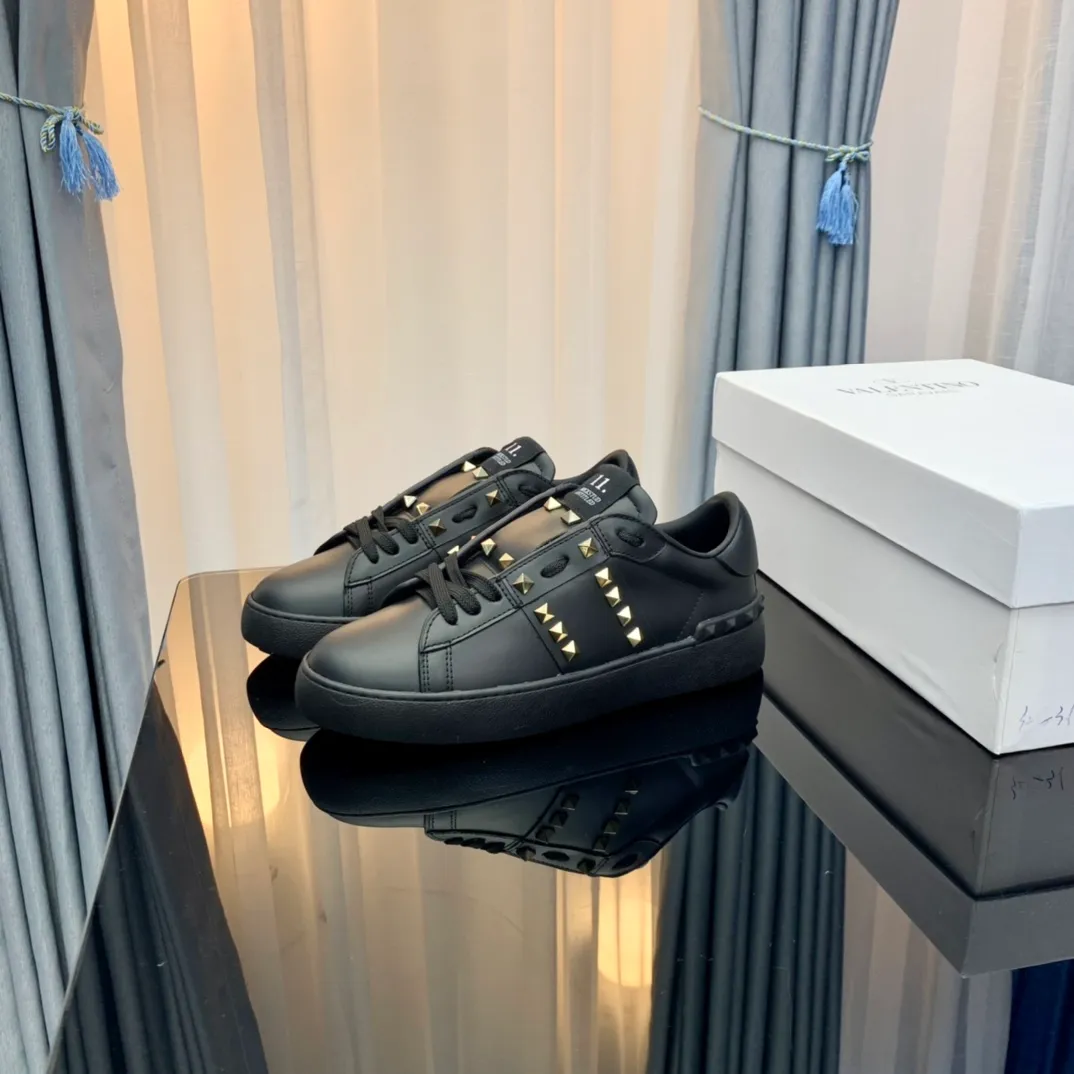 👟👟Ex-factory price 480👟👟 VALENTINO Valentino sneakers 21ss new letter sneakers white shoes lace-up sneakers Zhang Yixing's same rivet lace-up casual shoes sneakers The highest version on the market! All details are consistent with the original version. Buy the original 1:1 replica. Material: original imported pebbled cowhide with VT original webbing and 3D printed color pattern. Inner lining: imported cowhide lining and cowhide foot pads. Outsole: exclusive molded TPU wear-resistant outsole. Strap: with rubber texture VLTN LOGO. Insole: authentic rubber insole. Original packaging box and full set of original packaging. Size: 35-40 ( 41🉑️No return or exchange for customization) 38-44 (45🉑️No return or exchange for customization)